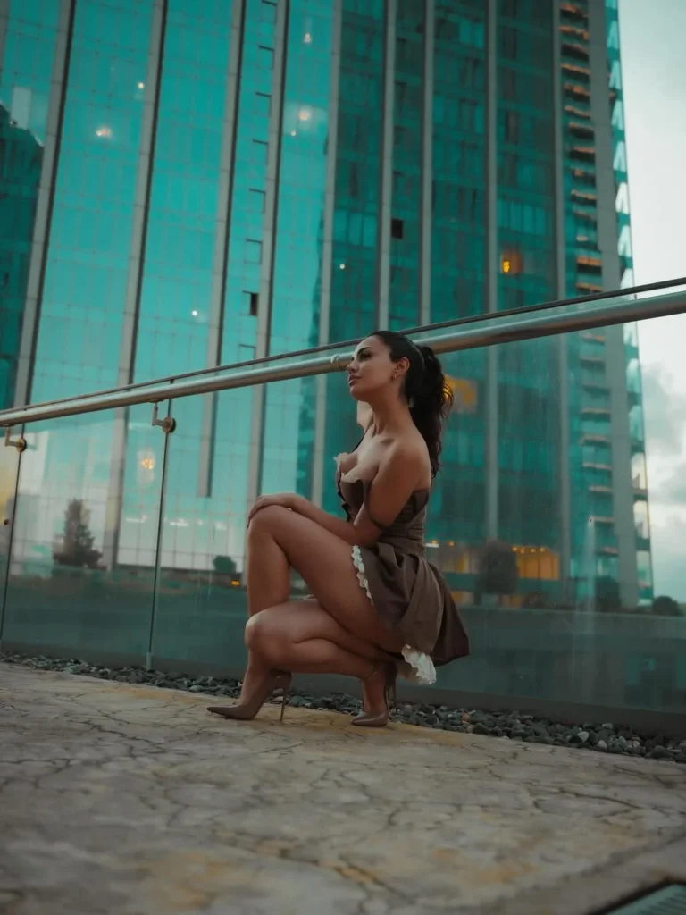 Ece Ronay Kimdir - 3