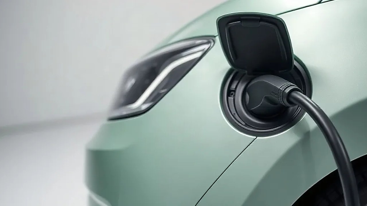 Bentley Torcal elektrikli SUV'un şarj soketine takılan yüksek güçlü konnektör (Temsili görsel)