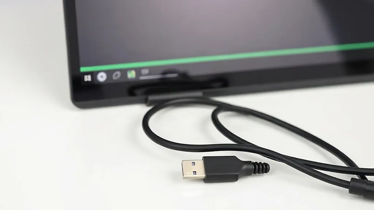 Dizüstü ekranında yükleme çubuğu ve masada USB-C kablolar; Claude Marketplace'ten eklenti kurulumu (Temsili görsel)