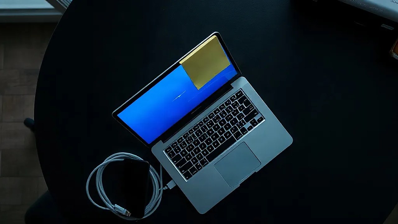 Codex sandbox açığının hedefi olan geliştirici dizüstü bilgisayarı ve bulanık terminal ekranı (Temsili görsel)
