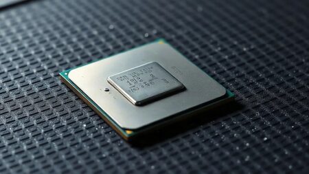Intel bug bounty programını kapattı Intel bug bounty programının kapandığı dönemde işlemci güvenliğini temsil eden görsel: koyu yüzeydeki masaüstü işlemci çipi (Temsili görsel)