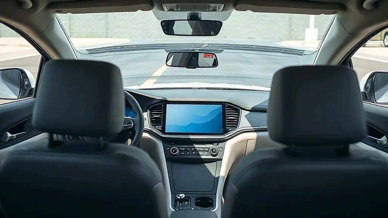 Tesla Full Self-Driving yazılımının yönetildiği kabindeki yatay dokunmatik ekran (Temsili görsel)