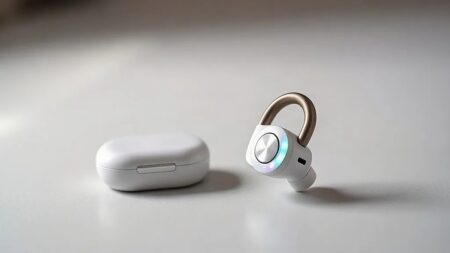 Vivo Buds Clip tanıtıldı: 42 saatlik klipsli kulaklık Vivo Buds Clip'in inci dokulu beyaz gövdesi, C biçimli klips kolu ve yanındaki şarj kutusu (Temsili görsel)