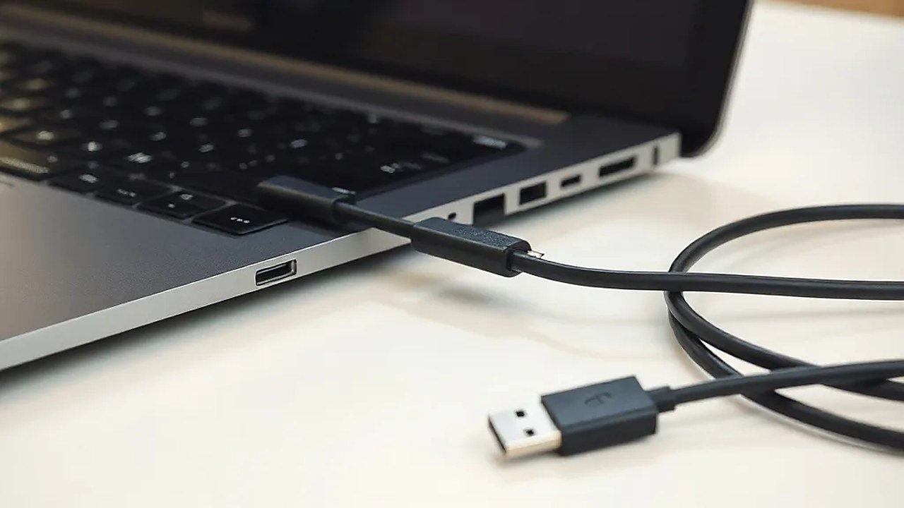 Windows Developer Config sonrası dizüstü bilgisayara bağlanan USB-C kablosu (Temsili görsel)