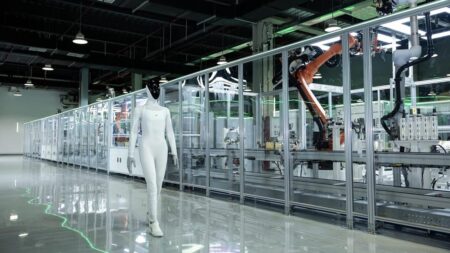 Xpeng İnsansı Robotu Iron Montaj Hattından Kendi Başına Yürüyerek İndi xpeng-insansi-robotu-iron-montaj-hattindan-kendi-basina-yuruyerek-indi_1789635680_01562261