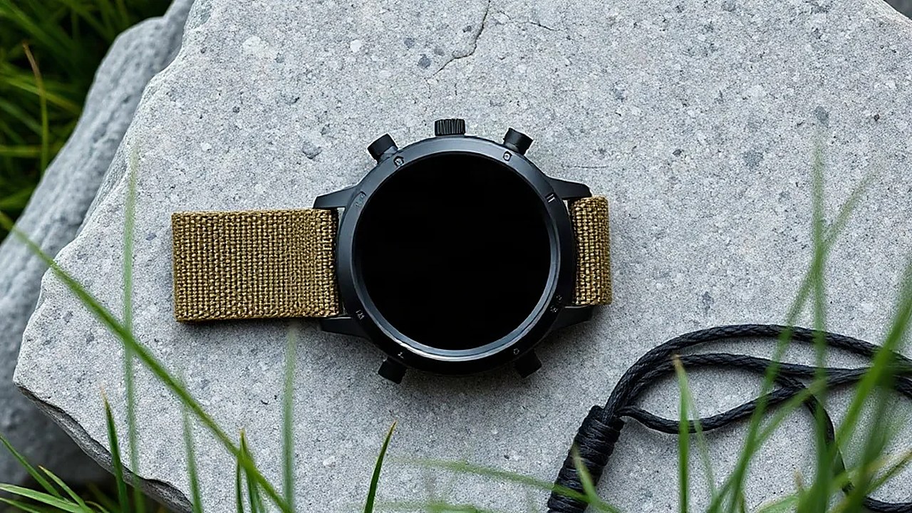 Garmin Enduro 4'ün kasa ve kordon detayı, düz granit zemin üzerinde (Temsili görsel)