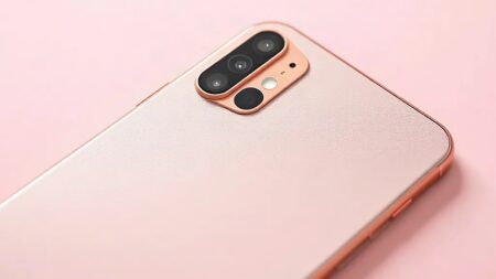 Huawei Mate 90 Pro Max modüler kamerayla geldi Gül kurusu renkli amiral gemisi telefonun siyah kamera adası ve dokulu arka yüzeyi; Huawei Mate 90 Pro Max gövde tasarımı (Temsili görsel)