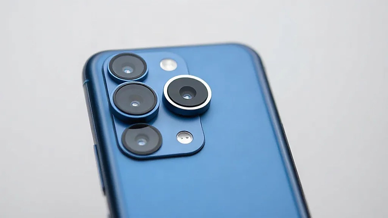 One UI 9 güncellemesi sonrası arka kapağındaki üçlü kamera dizilimi görünen Galaxy A16 (Temsili görsel)