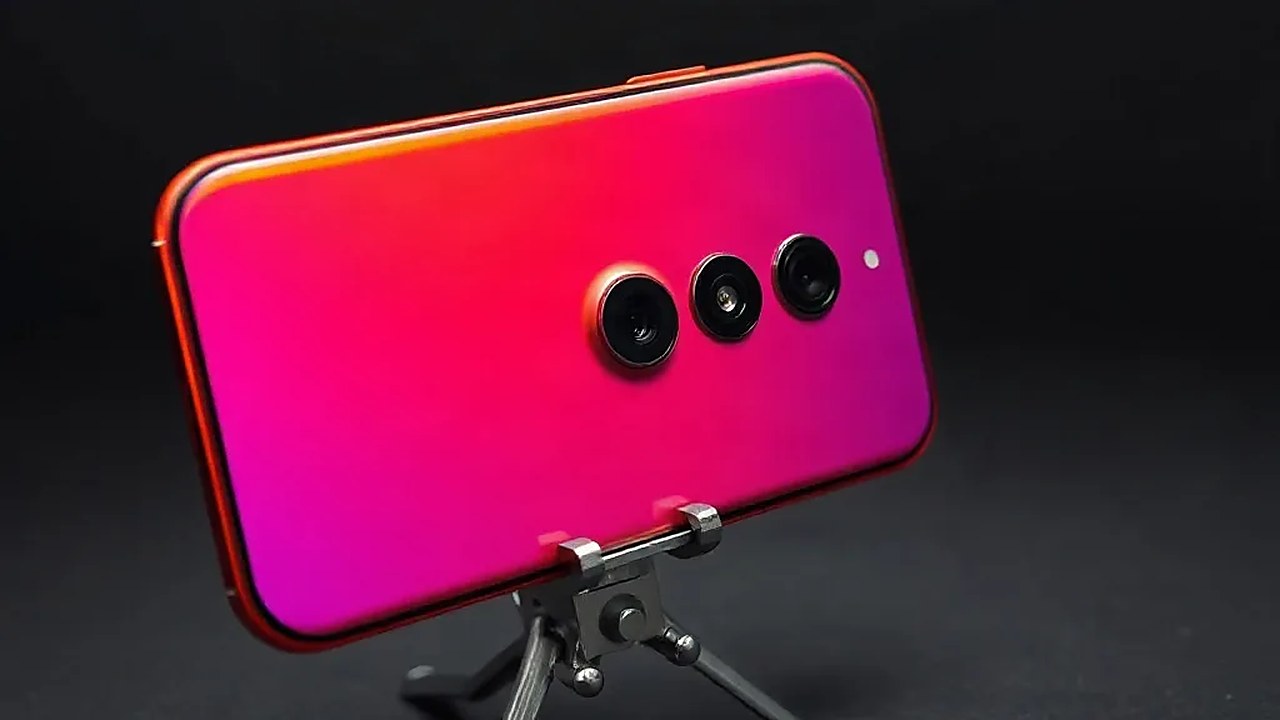 Stantta duran Huawei Pura 90 Plus gövdesi; üç lensli kamera adası ve kavisli çerçeve (Temsili görsel)