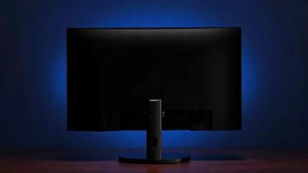 Redmi G25 oyuncu monitörü 300 Hz, 120 dolar Arka çaprazdan görünen Redmi G25 oyuncu monitörü, mat siyah arka paneli ve masaüstü ayağıyla (Temsili görsel)