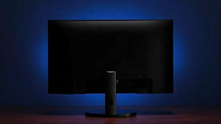 Redmi G25 oyuncu monitörü 300 Hz, 120 dolar Arka çaprazdan görünen Redmi G25 oyuncu monitörü, mat siyah arka paneli ve masaüstü ayağıyla (Temsili görsel)