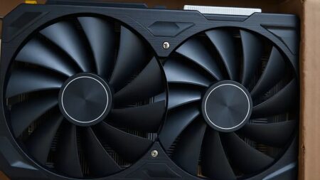 RTX 5080 24 GB ekran kartının iki büyük fanı, karton ambalaj kutusu içinde (Temsili görsel)