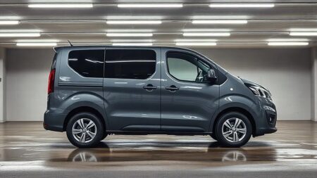 Toyota Sienna geri çağırma kapsamındaki gri hibrit minivan, kapalı otoparkta yandan görünüm (Temsili görsel)