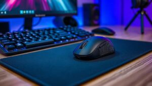 Windows 11 fare sorunu yaşayan oyuncunun masasında kablosuz oyun faresi ve mekanik klavye (Temsili görsel)