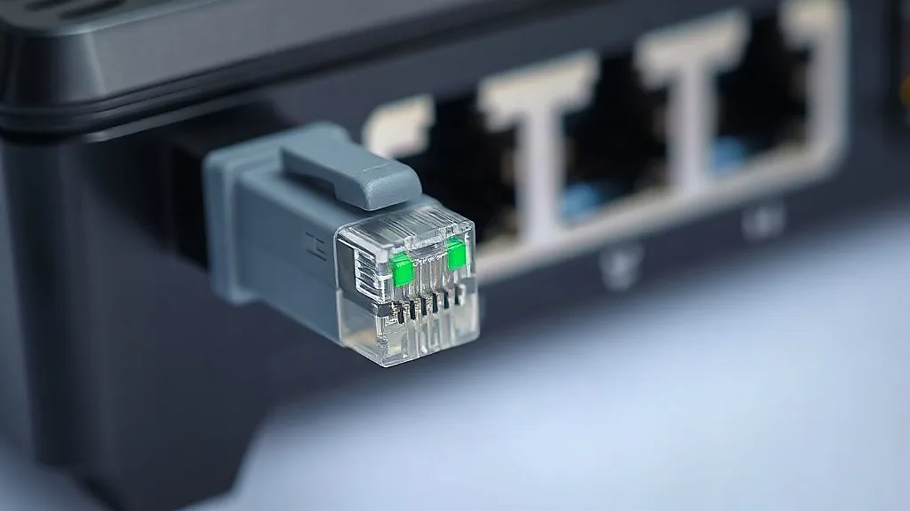 Windows 11 hız testi öncesinde bağlantıyı sağlayan Ethernet kablosu (Temsili görsel)