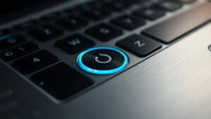 Windows 11 yeniden başlat işlemi için dizüstü bilgisayarın mavi ışıklı yuvarlak güç düğmesi, yakın çekim (Temsili görsel)