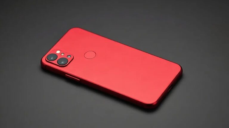 Kadife kırmızısı Xiaomi 18 Pro'nun arka yüzü: köşedeki kamera adasında iki büyük lens ve flaş (Temsili görsel)