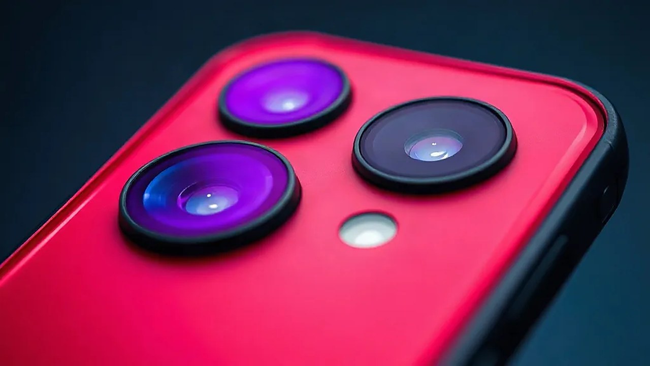 Xiaomi 18 Pro kamera adasına yakın çekim: mor ve mavi yansımalı lens halkaları ile flaş (Temsili görsel)